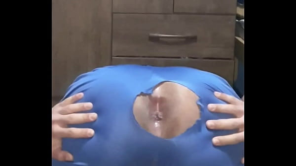 Gordinho rasga sua cal&ccedil;a e mostra o cu 