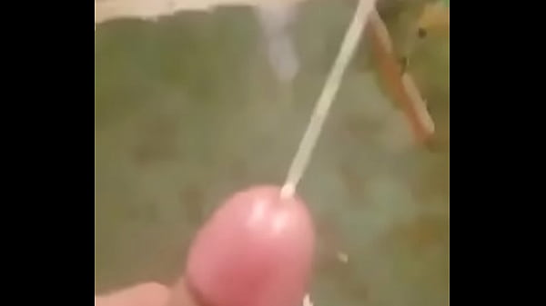 Mi verga escupiendo mis chorros y chorros de leche