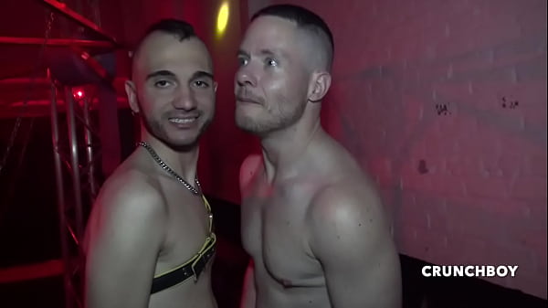 Deux Beaux Mec Sbaisetn Au Jus Dands La Bckroom Deu Atkland thumbnail