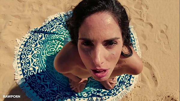 Linda del sol exploring the nature 