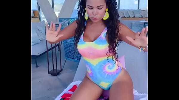 Nonton Sexy Milf Mostrando Su Cuerpo thumbnail