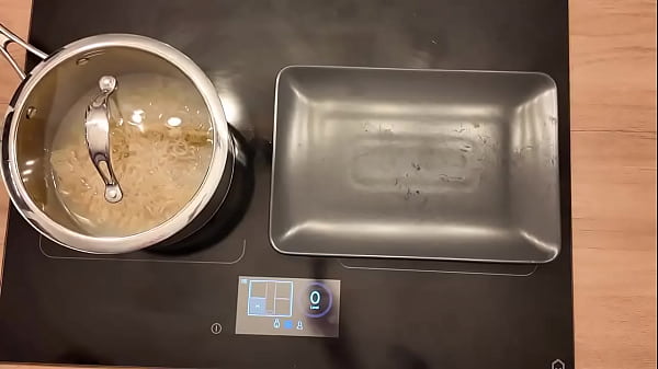 Nonton How #cuckold Men Want Their #hotwife To Serve Their Food. thumbnail