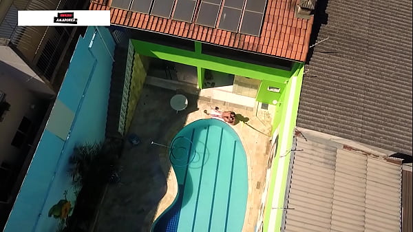 Drone Filma Casal Fazendo Sexo Ao Lado Da Piscina thumbnail