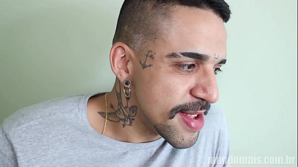 Play MP4 - dotad&atilde;o tira a virgindade de uma cara novinho sem d&oacute; e ele adorou&excl;