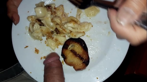 freaky flo_eatin dinner