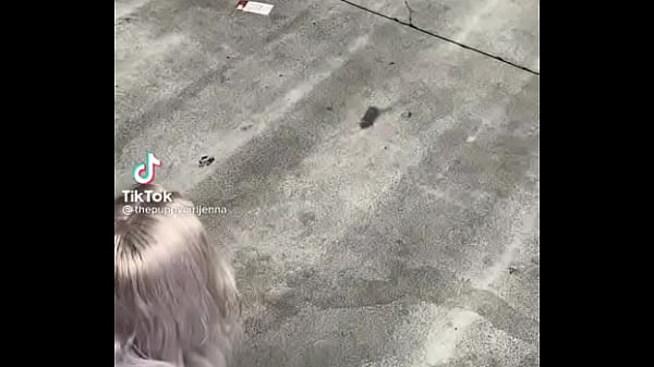 Cachorra mulher de quatro engatinhando 