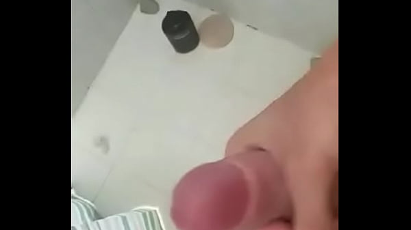 Joven en el ba&ntilde;o 