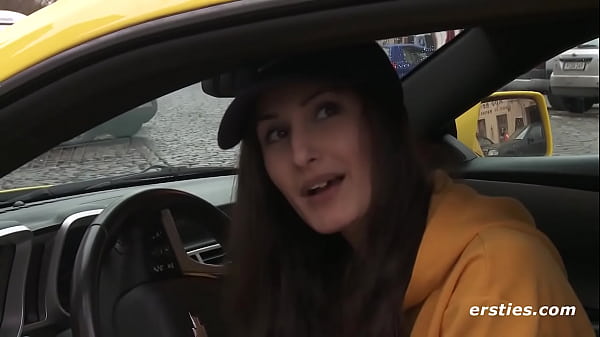 Play MP4 - Ersties&colon; Milena macht mit ihrem gelben Camaro eine hei&szlig;e Spritztour auf der Autobahn