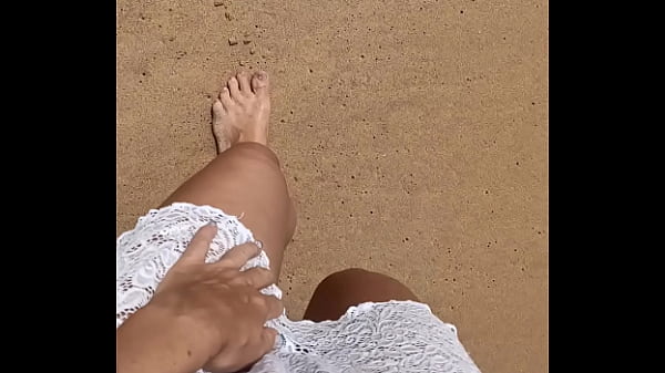 Play MP4 - Peeing on the public beach