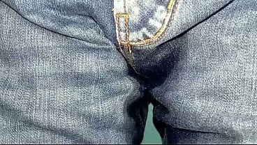 Pa&ntilde;al orinado la primera vez con mi pantal&oacute;n Jean puesto 