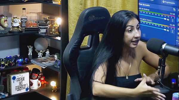 A Gostosa da Renatinha Mello deu em cima do apresentador, ser&aacute; que rola uma grava&ccedil;&atilde;o porn&ocirc; com os dois? - Podcast P&aacute;pum no Barraco! 