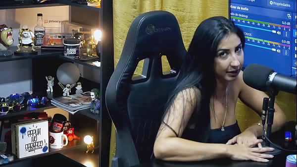 Play MP4 - A Gostosa da Renatinha Mello deu em cima do apresentador&comma; ser&aacute; que rola uma grava&ccedil;&atilde;o porn&ocirc; com os dois&quest; - Podcast P&aacute;pum no Barraco&excl;