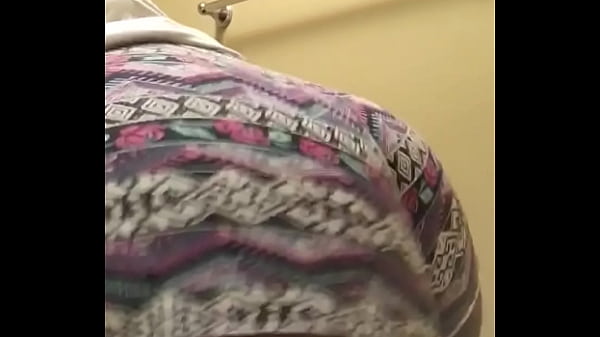 Ebony slut twerking ass in camera 