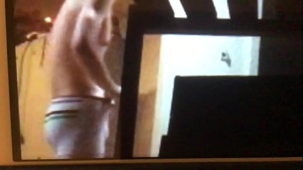 Cunhadinho treinando boxe ap&oacute_s sair do banho