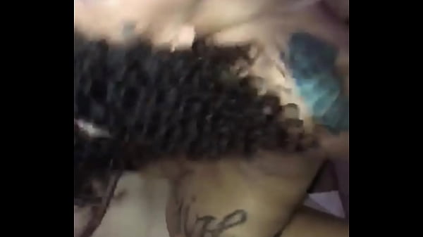 Cliente pagando para_comer a_ninfeta