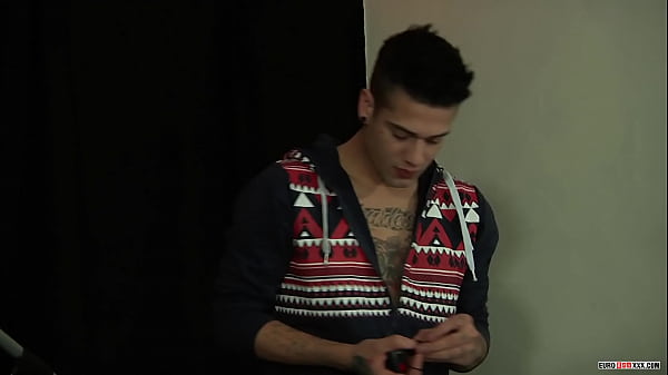 Inked jock ass fucks his naughty lover 