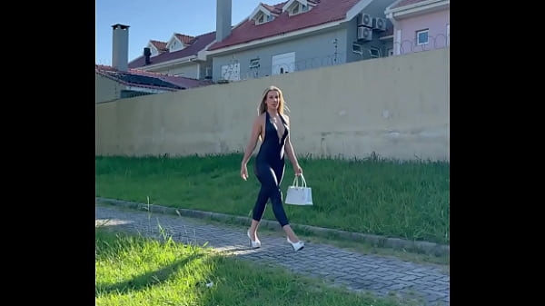 Loira de latex mostra suas curvas perfeitas ao andar na cidade conhecida como jacqueline