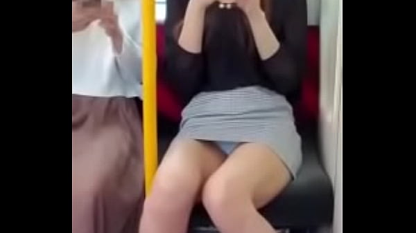 パンツが見える電車の中 