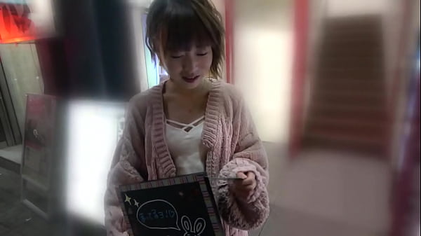 池袋で呼び込みをしていたガールズバー店員のえりなちゃん(20)。めちゃくちゃカワイイルックスにすらりと伸びた脚がたまらない！ thumbnail