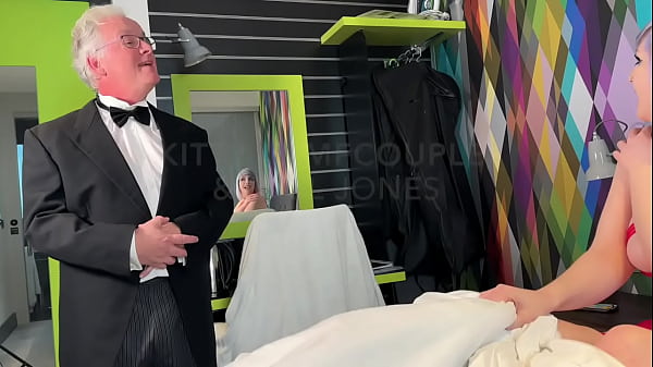 Nonton Kitty Enjoys Her Bad Butler Treat! thumbnail