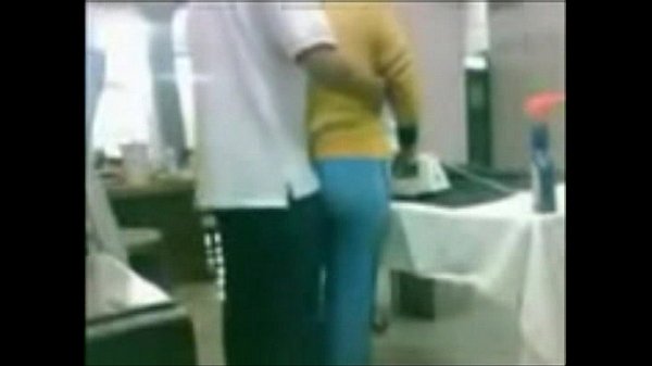 Play MP4 - Follando a la sirvienta mientras plancha