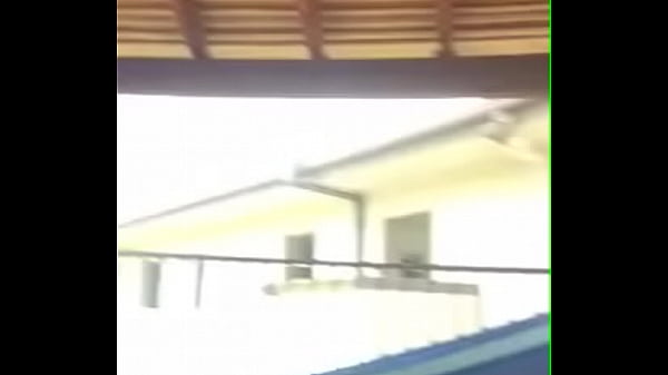 Metiendose vibrador en piscina