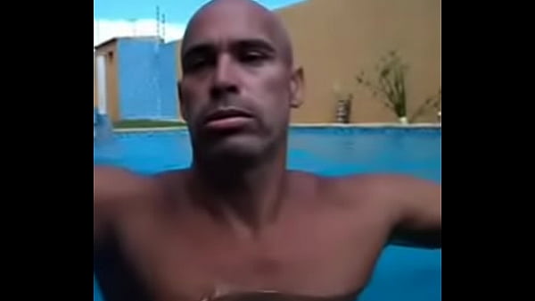 Nudismo de pileta gay 