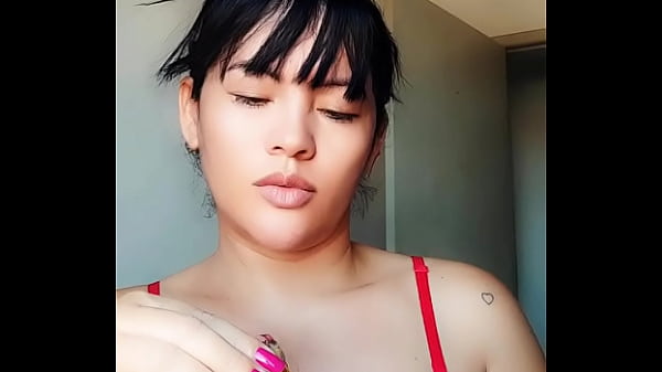 Engolindo tudo na garganta profunda gostosa e balada a esposa do corno se exibe para outros