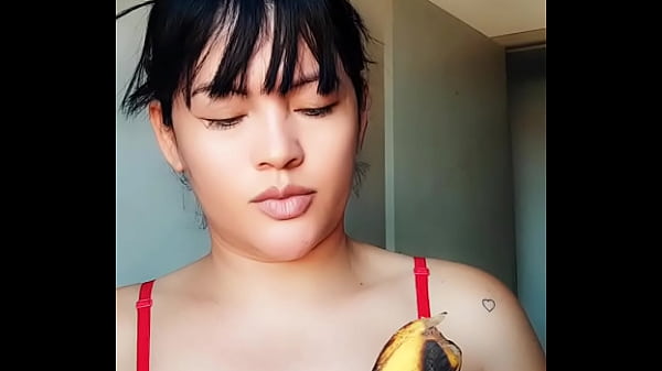 Play MP4 - Se eu fa&ccedil;o isso com uma banana imagina oque eu fa&ccedil;o com voc&ecirc;&period; Garganta profunda e suculenta&comma; imposs&iacute;vel n&atilde;o gozar com a esposa do corno