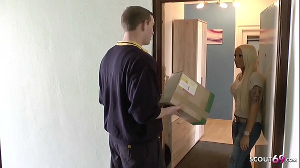 Schlankes teen aus hamburg wird vom paketzusteller beim masturbieren ueberrascht und gefickt german roleplay