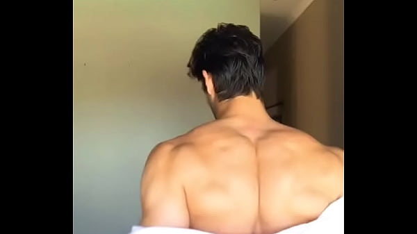 Nh&igrave_n cơ lưng đ&atilde_ đẹp tuyệt, đến đ&ocirc_i mắt th&igrave_ h&uacute_t hồn Đời lu&ocirc_n rồi!