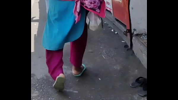 desi aunty big gaand walking in road