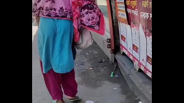 desi aunty big gaand walking in road