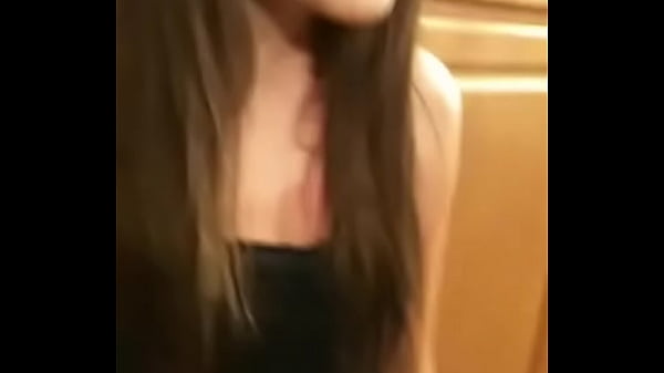 jugando con su lengua