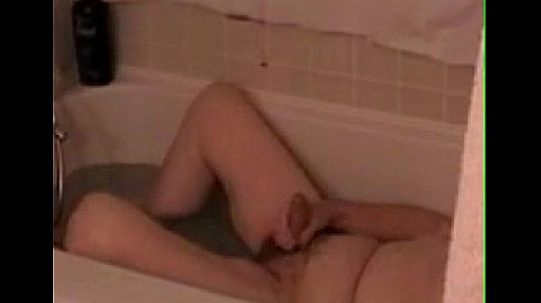 Watching guy with a pump up penis jerking in his bath