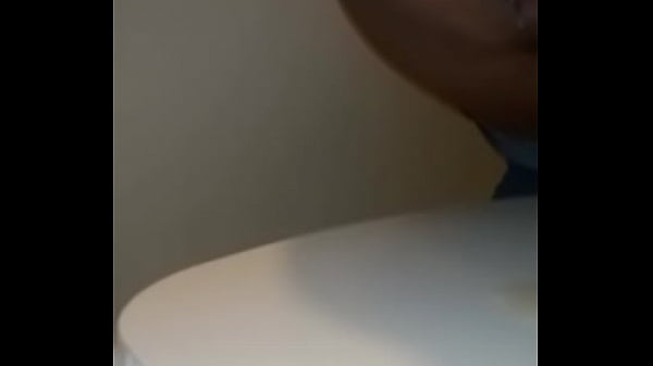 Extraindo o leite recebido no banheir&atilde_o 2