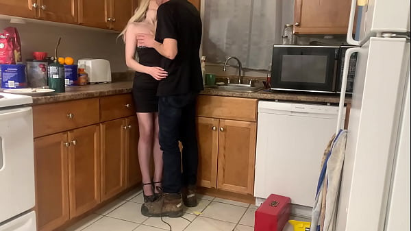 Play MP4 - Plumber takes teen virginity before prom night
