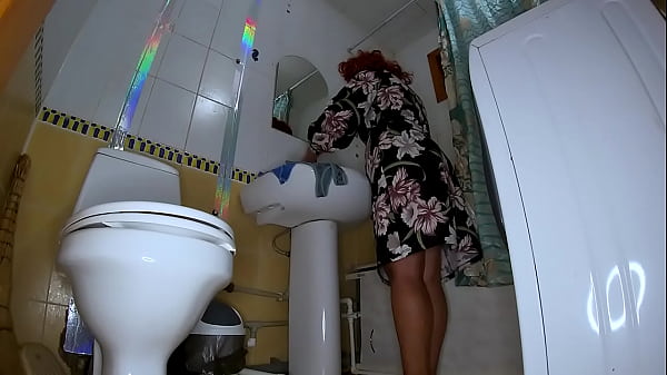 stepmom showed her_big ass_and knelt down for anal_sex