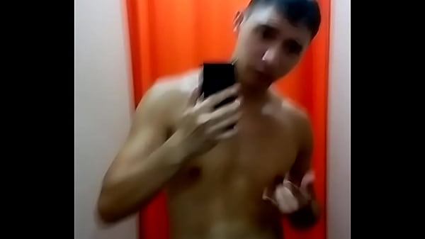Play MP4 - Mostrando o pau no vesti&aacute;rio &num;2