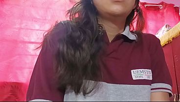 Me chupa la verga mientras habla por tel&eacute;fono con su mama. Mocosa puberta del colegio se da unos buenos sentones 