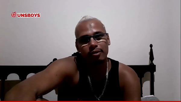 Play MP4 - Safado tomando banho batendo uma punheta enquanto coloca o vibrador no cuzinho