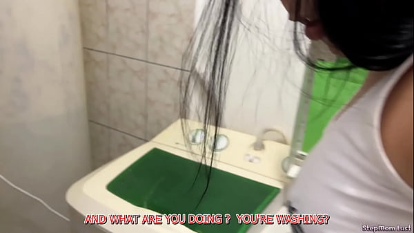 Play MP4 - Encuentro a mi Hermosa Madrastra Lavando y limpiando me quede para Verle Su Gran Culo