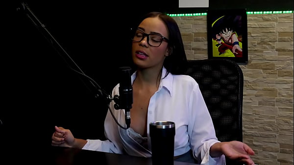 Play MP4 - Morena gostosa faz stripper&comma; mostra os lindos peitos e a buceta apertadinha ap&oacute;s falar que frequentava boates&comma; e n&atilde;o quis ser feita de besta - Alice Vasconcelos &lpar;WATCH ON&colon; SHEER&sol;RED&rpar;