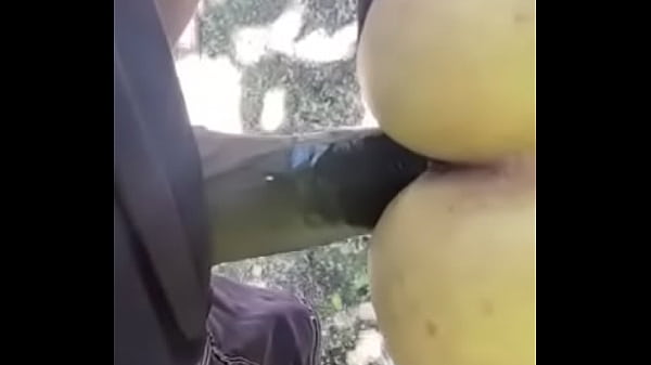 Neg&atilde;o Pausudo Come Safada Bunduda Ao Ar Livre Em Trilha Deserta thumbnail