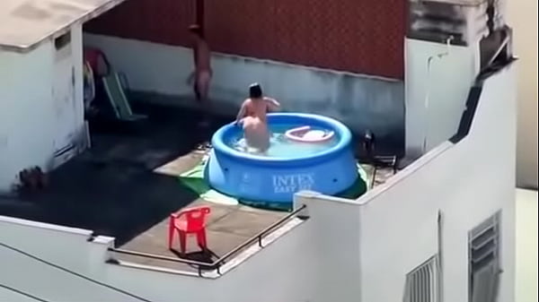 foda na piscina