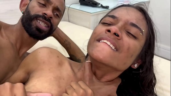 Play MP4 - A novinha deixou botar no cu na pele e acabou gozando no pau do amigo