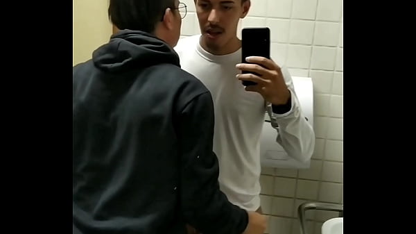 RECEBI UMA MAMADA GOSTOSA DO MOLEQUE DENTRO DO BANHEIRO DE DEFICIENTES 