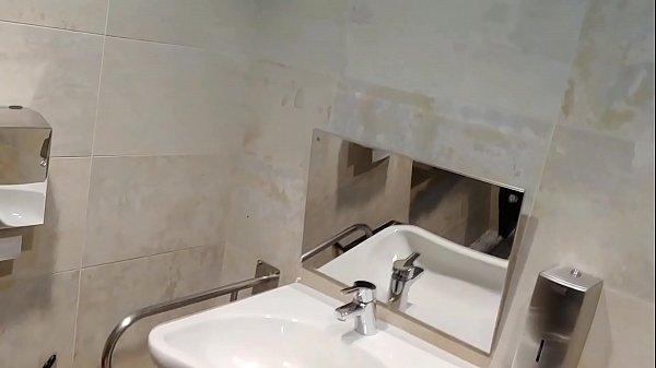 Si_riempie la bocca di sborra con due cazzoni nel cesso di un centro_commerciale