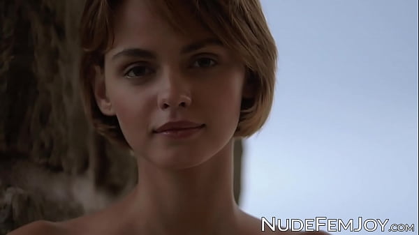 Sensual beauty shows her perfect ass 