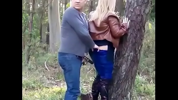 Coroa branquinha trasando no mato amador